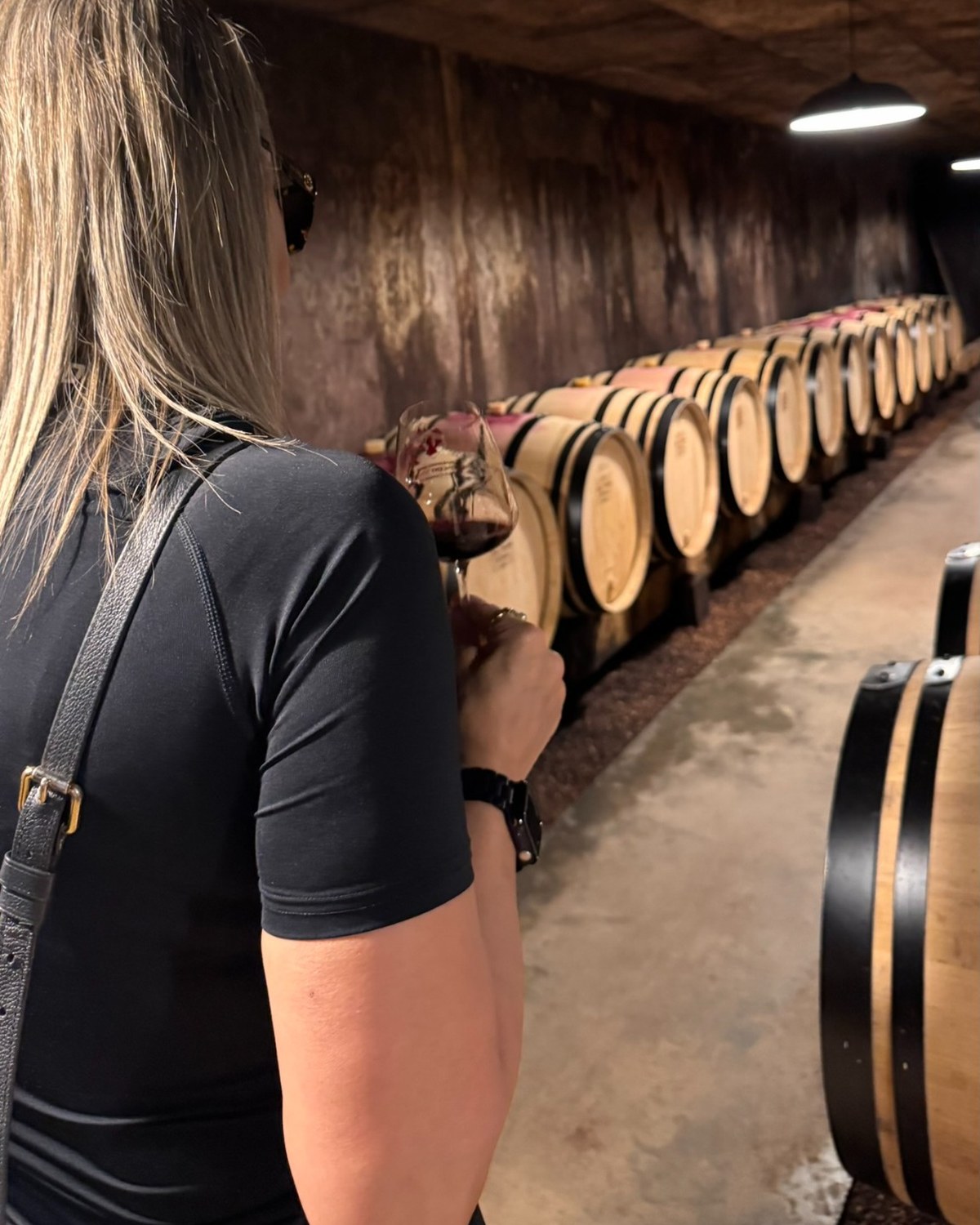 Viaggio di vino in cantina tra le botti